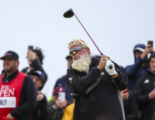 John Daly pobavil golfový svět. Po ráně ze svahu sjel dolů po břiše