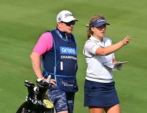 Sára Kousková po 1. kole Aramco Championship: Splnila jsem plán. Driver držel hru, mrzí jedna chyba. Před startem ji pobavil aprílový žertík